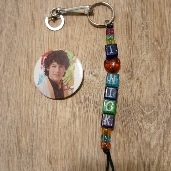 Nick Jonas button & key ring - Picture 1 of 9